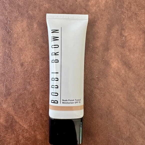 Bobbi Brown Nude Finish Tinted Moisturizer SPF 15 - Shade Light to Medium Tint - Picture 1 of 2